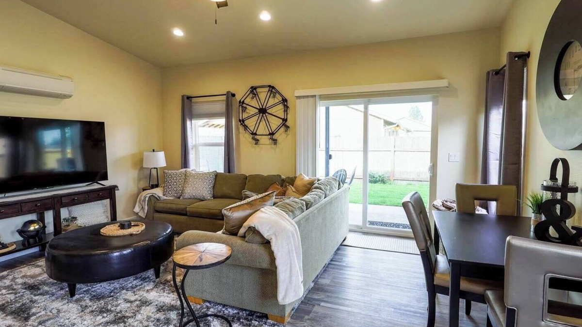 Grand Mound House | Modern 2 Bedroom Home Outdoor Patio & Fenced Yard