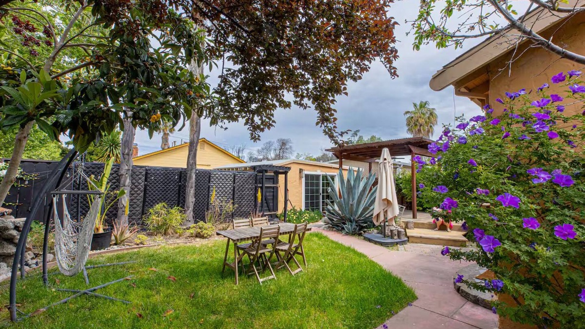 San Jose House | Modern 2 Bedroom House With Botanic Organic Garden, Deck and Backyard