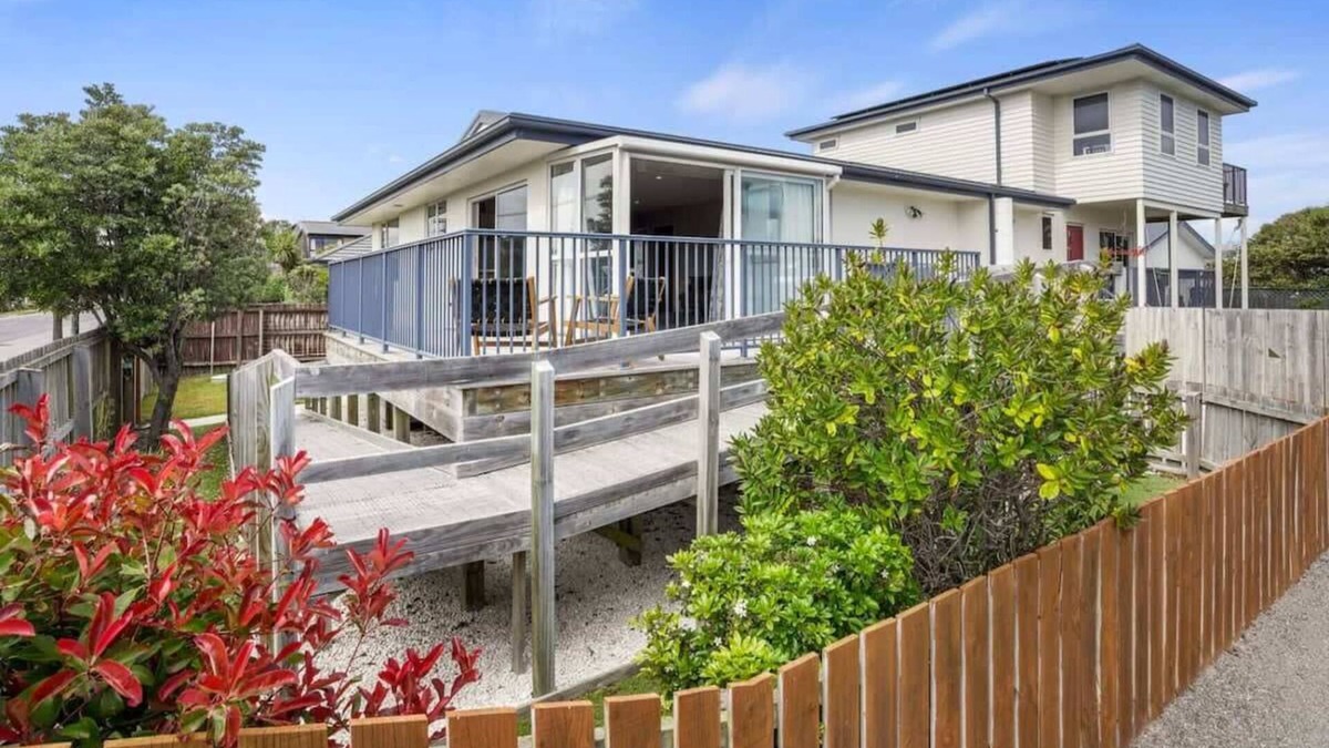 Christchurch House | Modern 2-Bedroom Oasis, Just Steps from the Beach