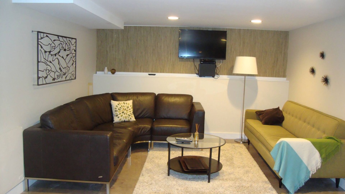 Green Lake Apartment | Modern 2 Bedroom Suite in 1924 Craftsman One Block from Greenlake