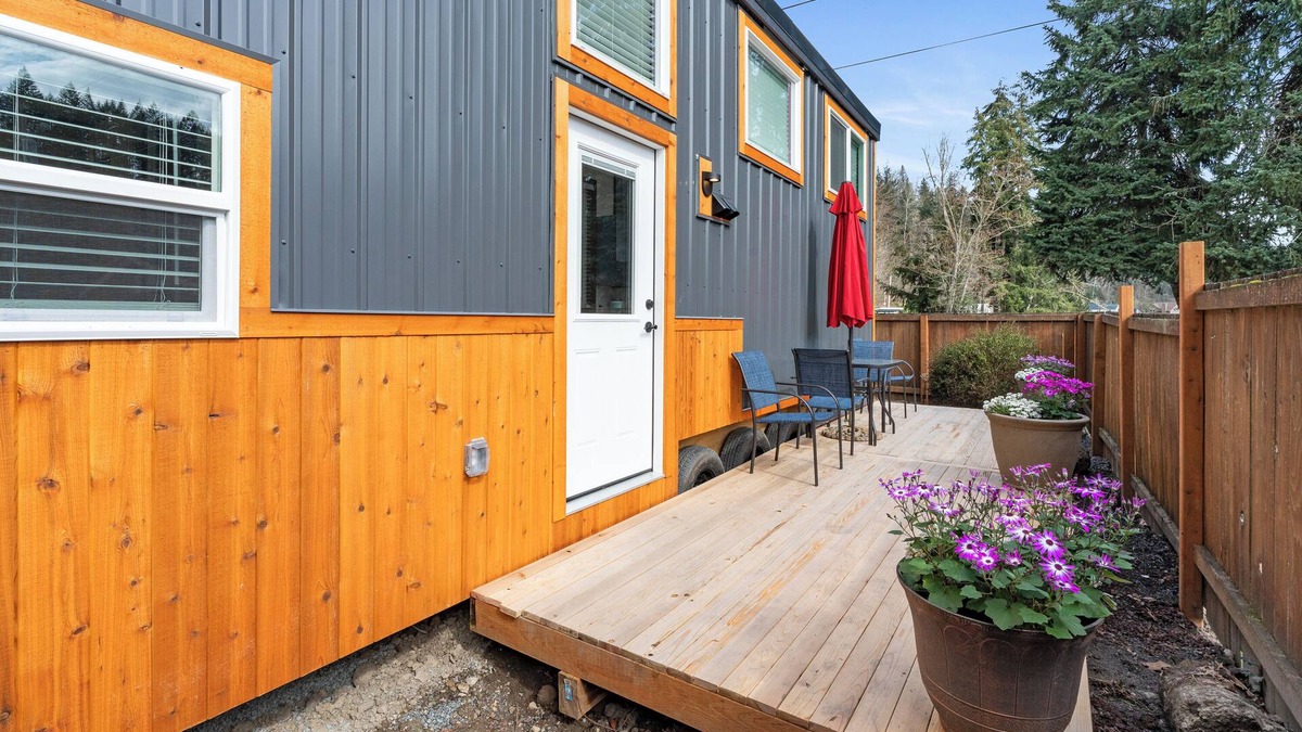 Eatonville House | Modern 2-bedroom tiny home– Near Mt. Rainier–with lake access