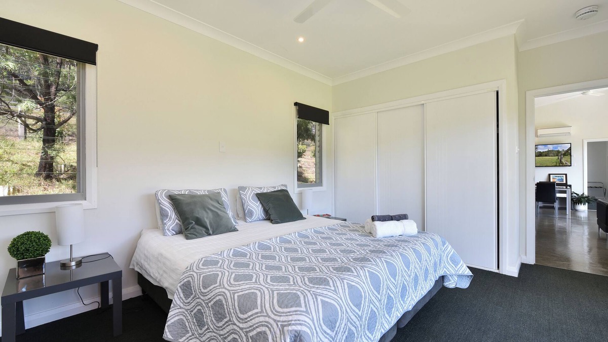 Cessnock City Council Villa | Modern 2 bedroom villa. Sleeps 4. Stunning 200 acre property. Pet Friendly!n