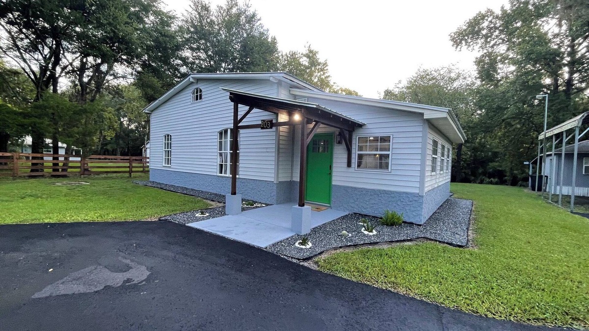 Crystal River House | Modern 2-bedroom waterfront home near Manatee Haven with kayaks