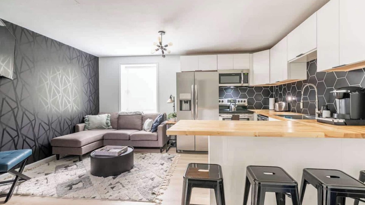 South Hill Apartment | Modern 2 Bedroom with Outdoor Space