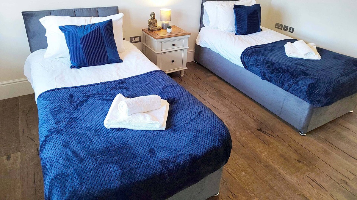 Hauxton Apartment | Modern 2 BR Ground Fl Apartment with Garden