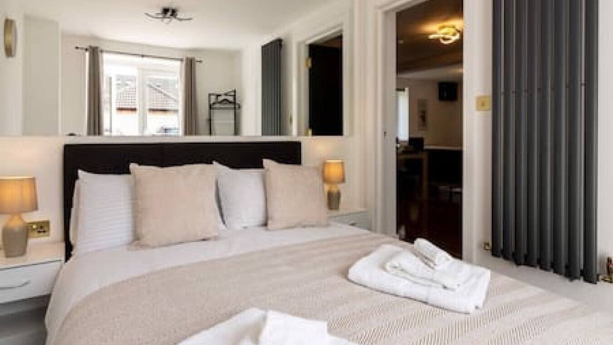 Cowley Apartment | Modern 2 BR In Cowley W/Free Parking