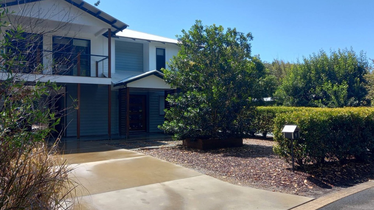 Rainbow Beach House | Modern 2 storey family beach house with pool.