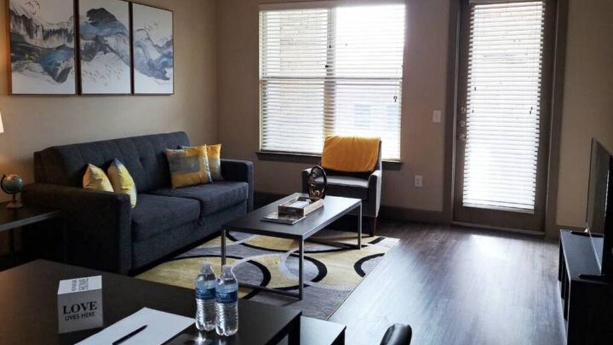 Addison Apartment | Modern | 2 TV | king | free parking | W/D