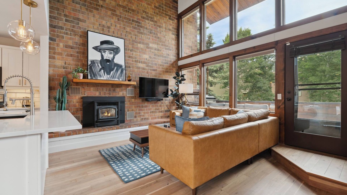 Eagle-Vail Condo | Modern 2B/2B Condo in Prime Eagle-Vail Location; golf course, pool, tennis!