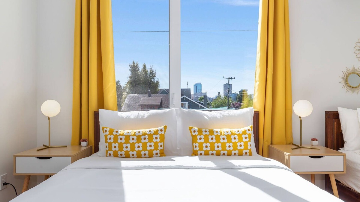Squire Park House | Modern 2B2B w/Rooftop Walk to CapHill 6 Guests