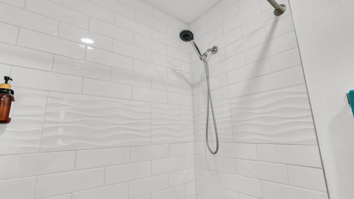 West Arlington Apartment | Modern 2BD/2BA Flat Gym & Pool | Heart of Downtown