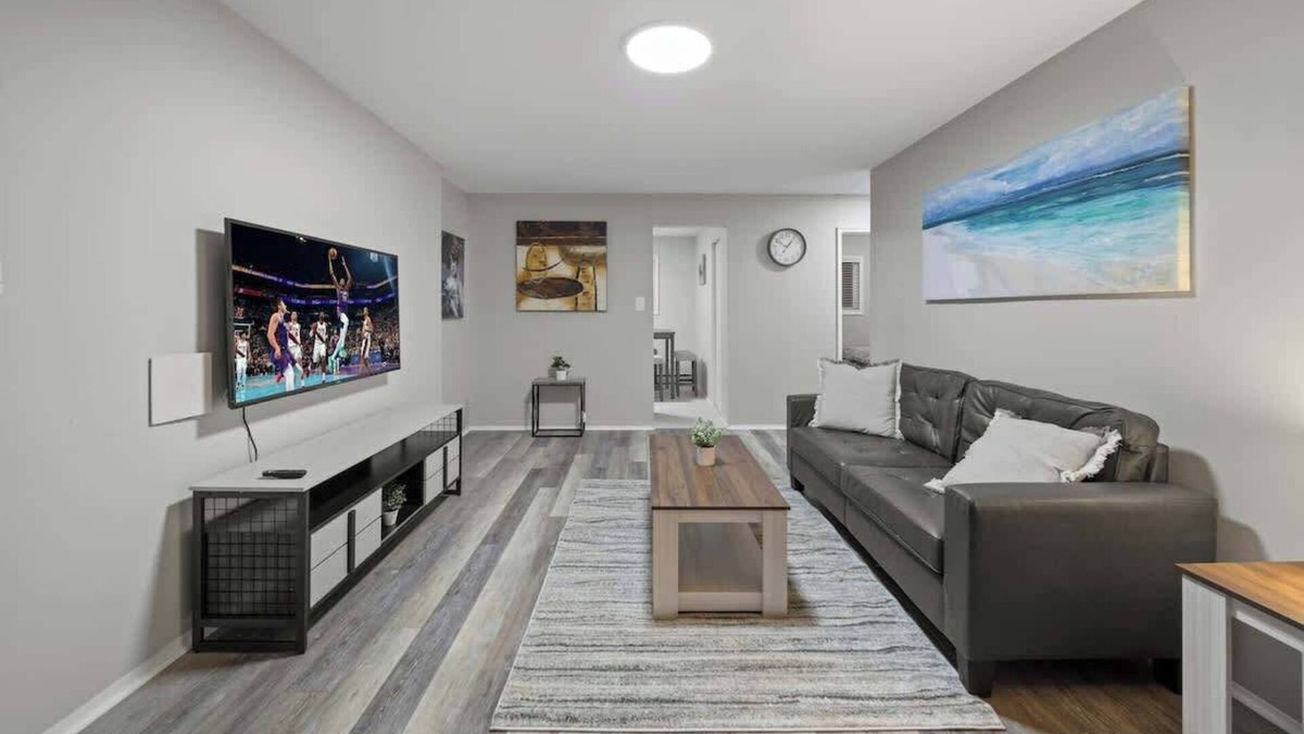 Hazel Park Apartment | Modern 2BD Apartment Near Royal Oak