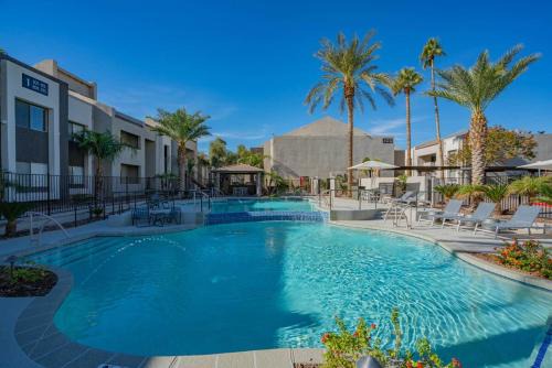 Cox Heights Apartment | Modern 2BD - Parking, Gym, Pool - Sleeps 8 - 5 Min Casino