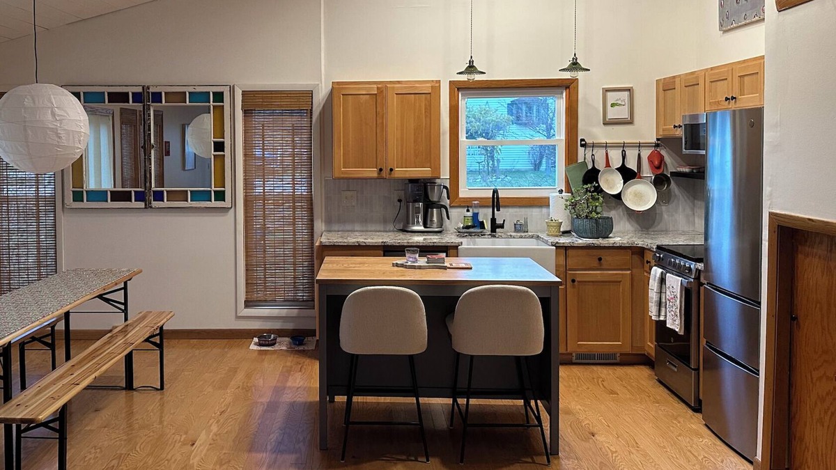 Elk Rapids House | Modern 2Bd Tri-Level Home in ER Village with Large Fenced-In Yard - Dog Friendly