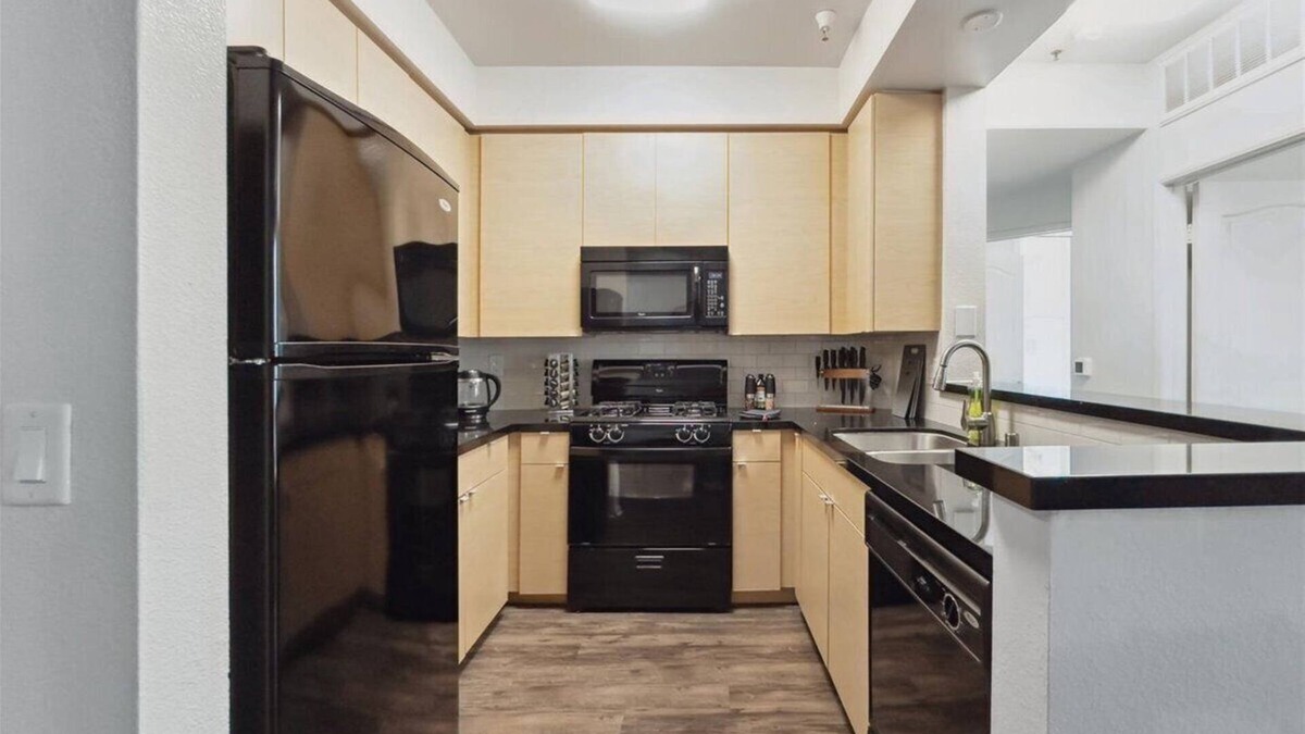 Del Rey Apartment | Modern 2bdr apt in MarinaDelRey, parking, pool,gym