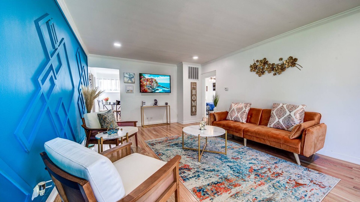 Forestview House | Modern 2Bdrm Westchester Home with brand-new out door HOT TUB