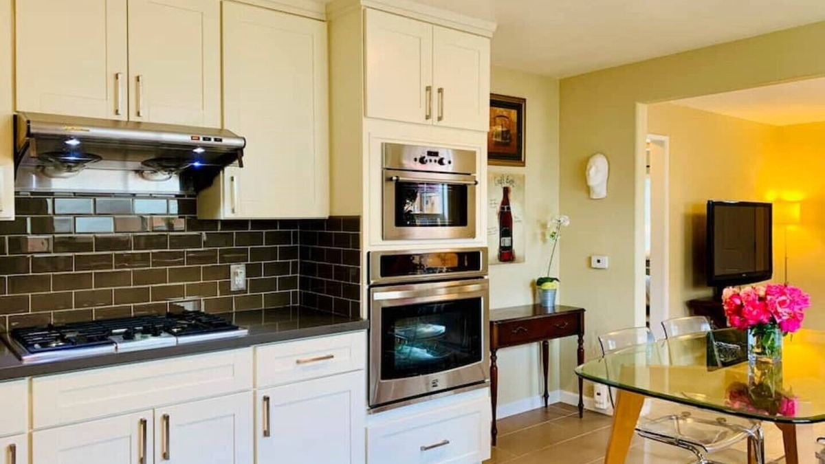 Willow Glen House | Modern 2Bed/1Bath bungalow style suite in Willow Glen