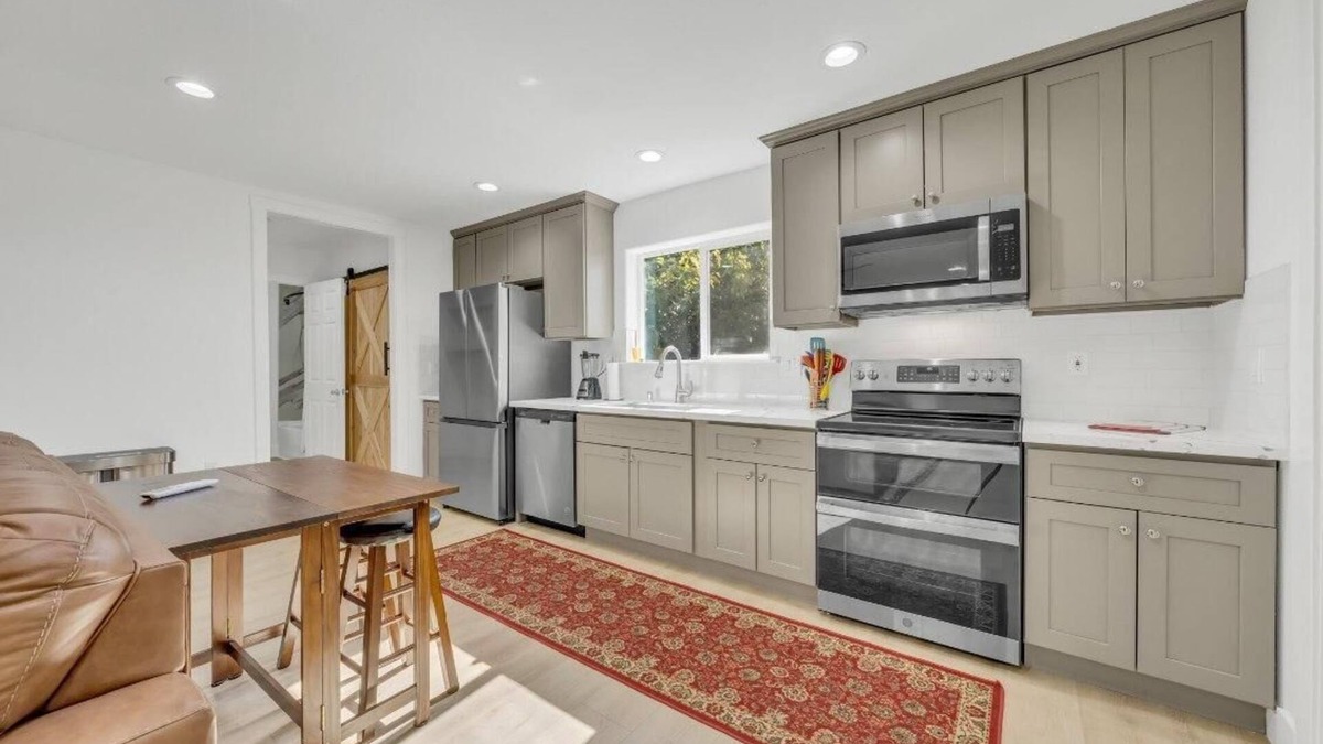 Pasadena House | Modern 2BR/2BA Close to Downtown
