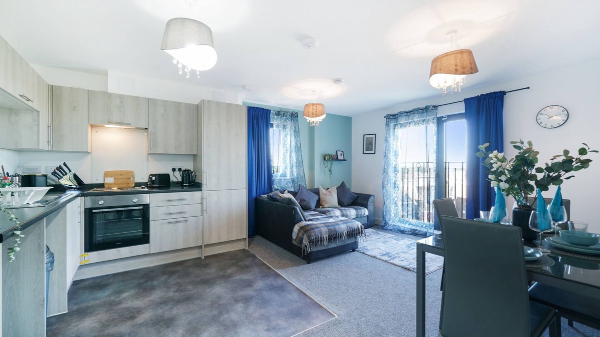 George Green Apartment | Modern 2BR/2BA Heathrow Apartment + Free Parking