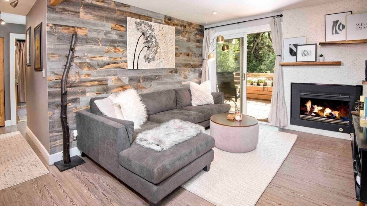 Avon Condo | Modern 2BR/2BA Riverfront Condo – Walk to Beaver Creek Shuttle, Trails & Park