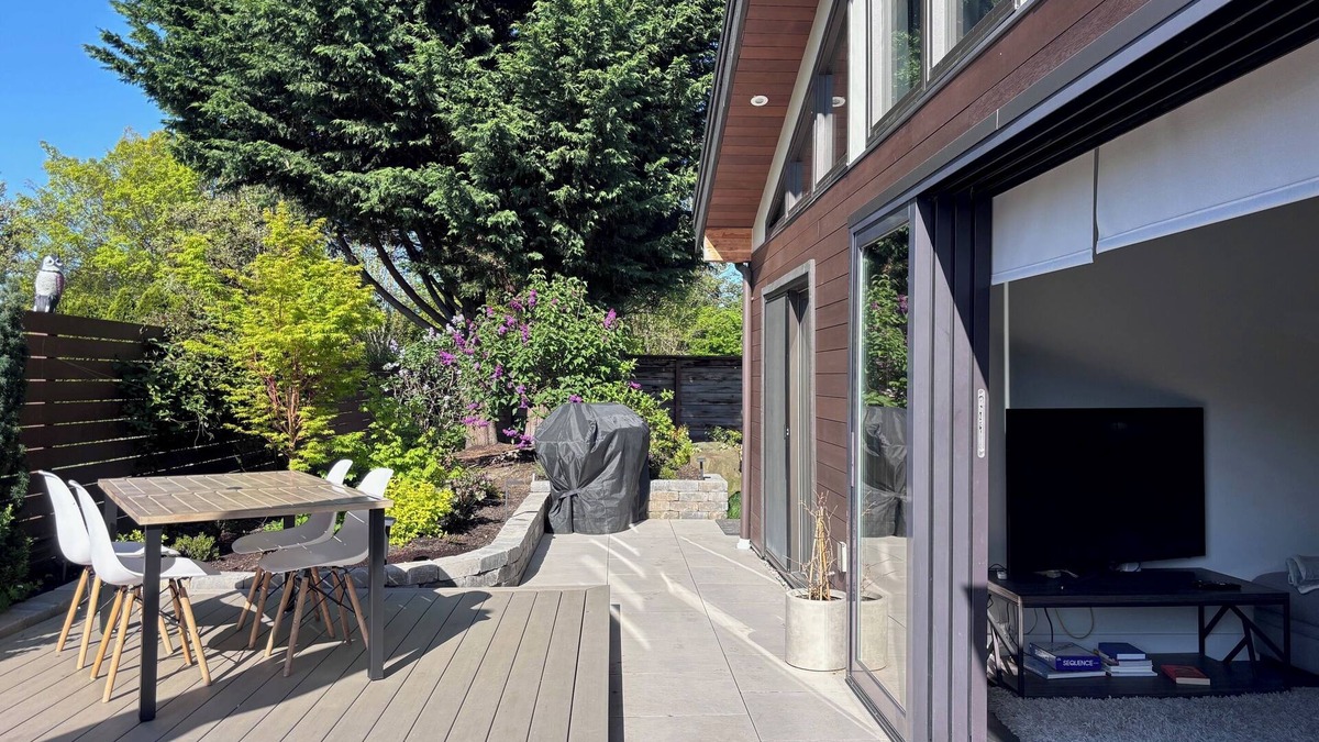 Medina House | Modern 2BR-2Bath, AC, 2 min to Bellevue Sq, Kitchen, Fenced yard, Pet, Weekly %