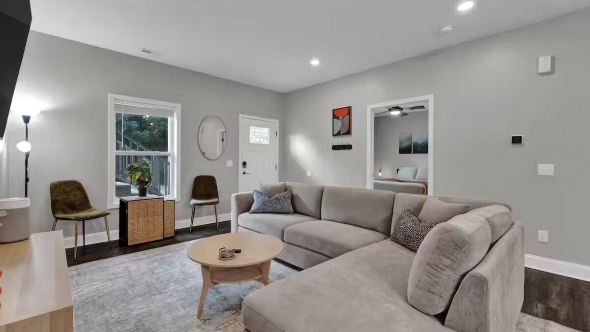 St. Joseph Apartment | Modern 2BR Apt, Pets + Laundry, Near Univ & Mosaic