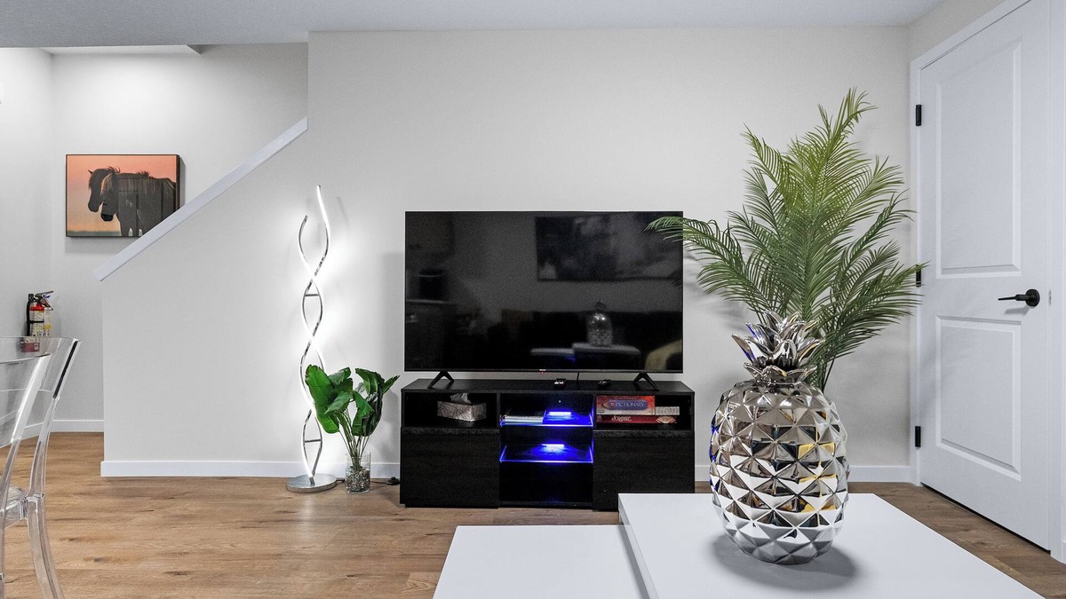 Keith House | Modern 2BR | Calgary| Near U of C, Hospitals & Banff. Family & Business Friendly