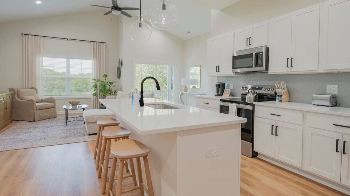 Lynchburg Condo | Modern 2BR Condo | *Near LU* | Wi-Fi & Smart TVs