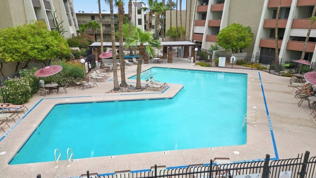 South Scottsdale Condo | Modern 2BR Condo w/Pool Access near Old Town