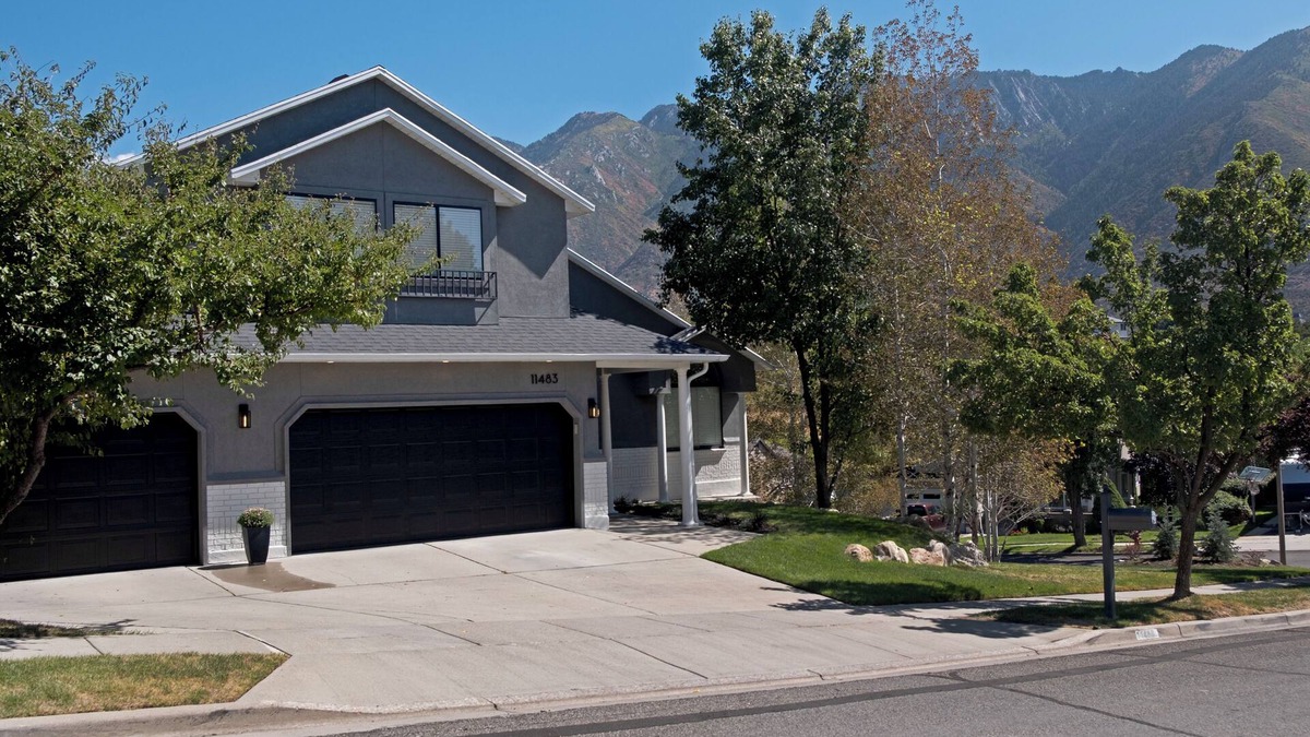 Sandy House | Modern 2BR Escape | Mountain Views & Gully Access