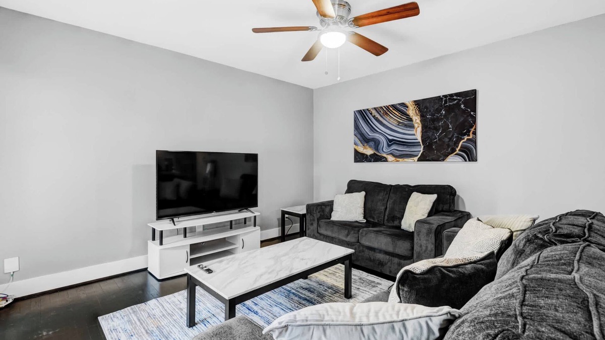 Hyde Park Apartment | Modern 2BR Montrose Walkable Parking Crib