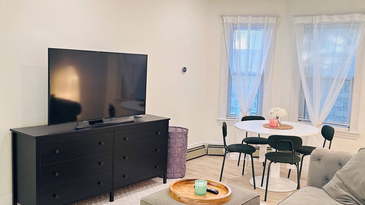 East Somerville Apartment | Modern 2BR near subway & parking available