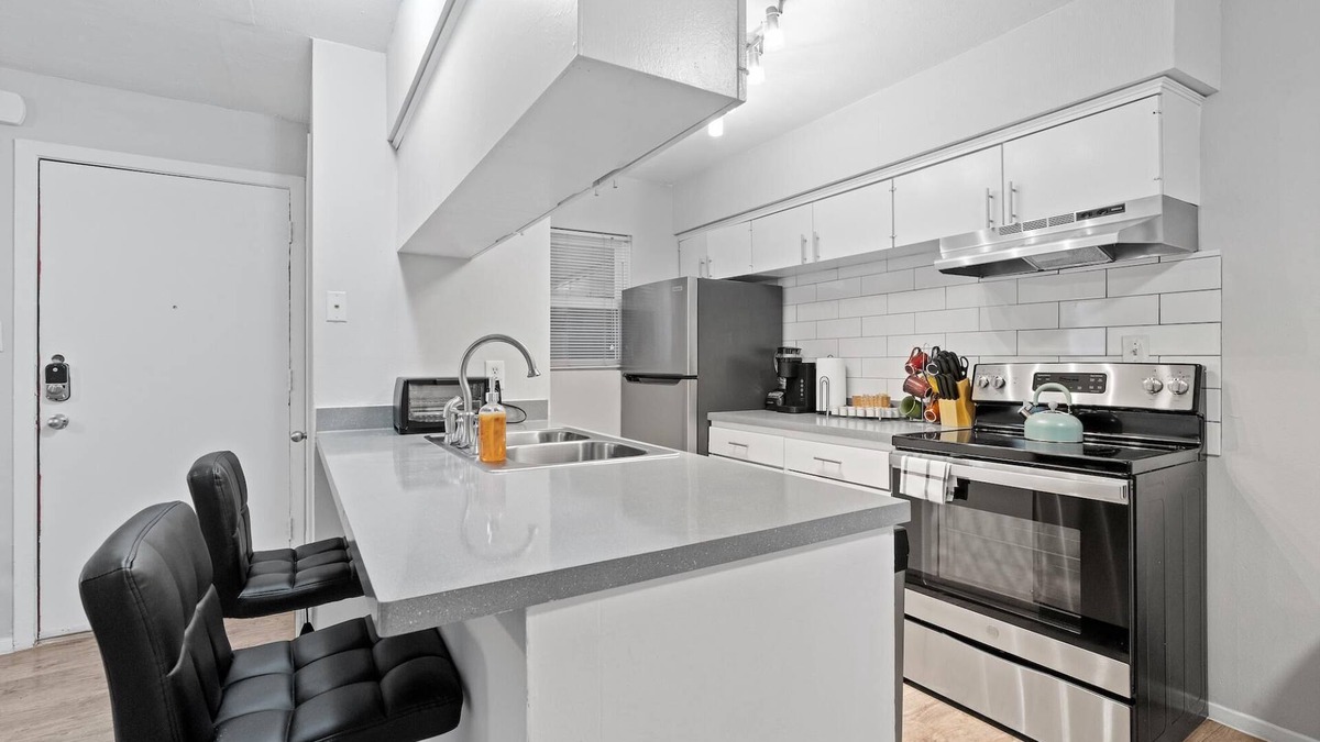 North University Apartment | Modern 2BR Near UT Hyde Park Evonify