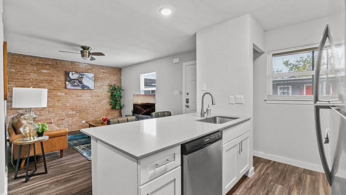 North University Apartment | Modern 2BR Near UT Hyde Park Evonify
