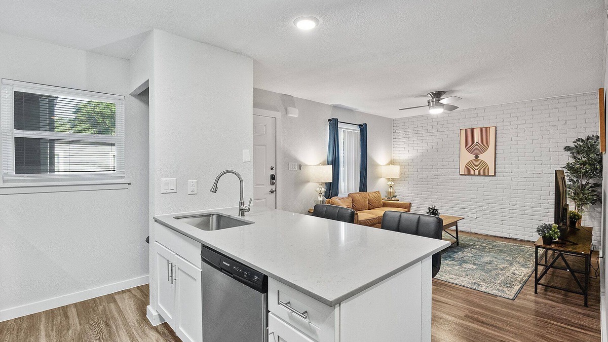 Hyde Park Apartment | Modern 2BR Near UT | Hyde Park | Evonify 3433