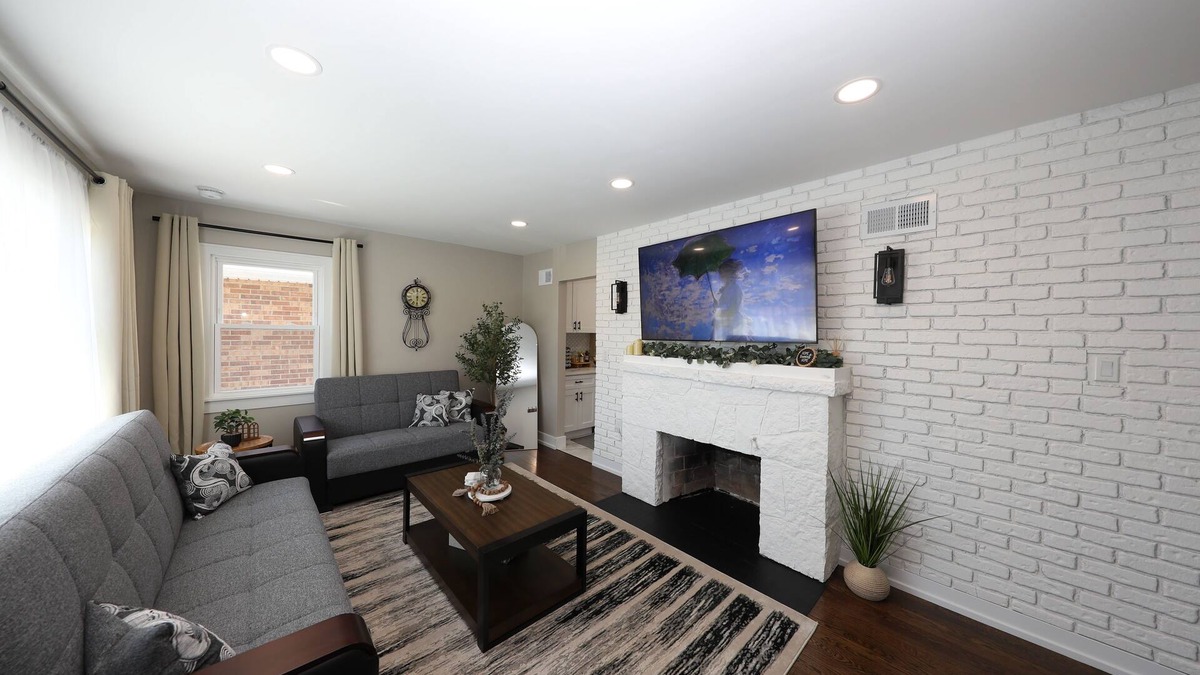 Oak Lawn House | Modern 2BR Oak Lawn Home - Easy Commute to Chicago, Perfect for Longer Stays