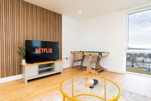 Southampton Apartment | Modern 2BR Penthouse - Extended Stays, Free Parking & Fast Wi-Fi
