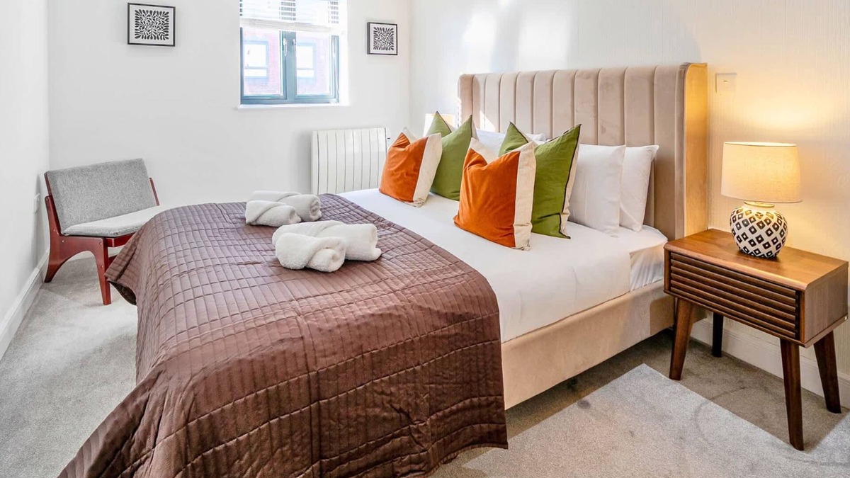 Camberley Apartment | Modern 2BR | Pet-Friendly, Fast Wi-Fi, Netflix