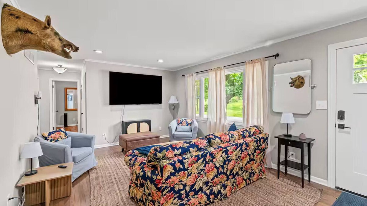 Carrollton House | Modern 2BR Pets OK Sleeps 8