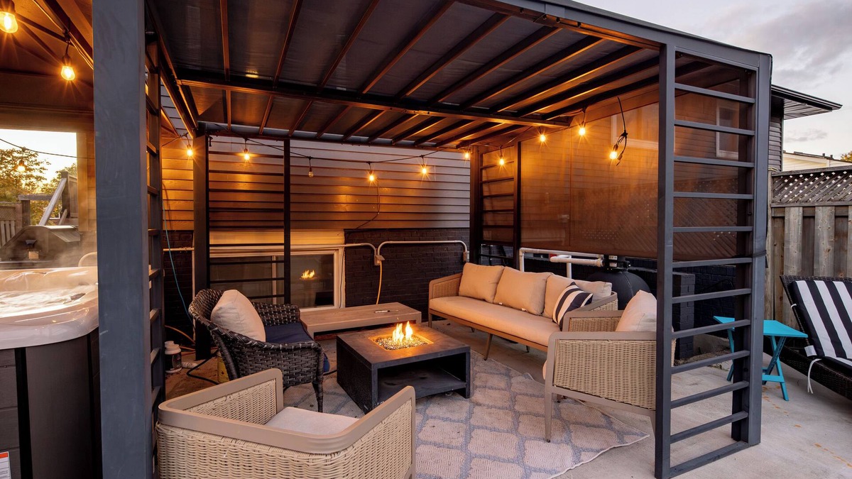 St. Catharines House | Modern 2BR | Pool | Hot Tub | 10 Min to Falls