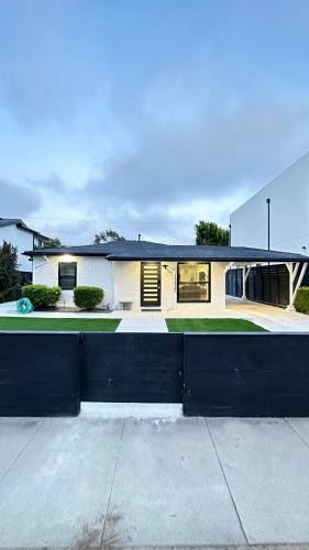 Del Rey Bed & Breakfast | Modern 2BR Stylish & Cozy Unit