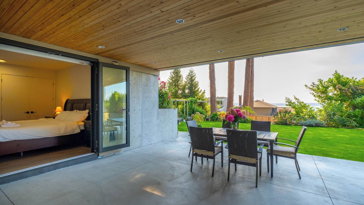 Dundarave House | Modern 2BR Suite in West Van | Patio & BBQ