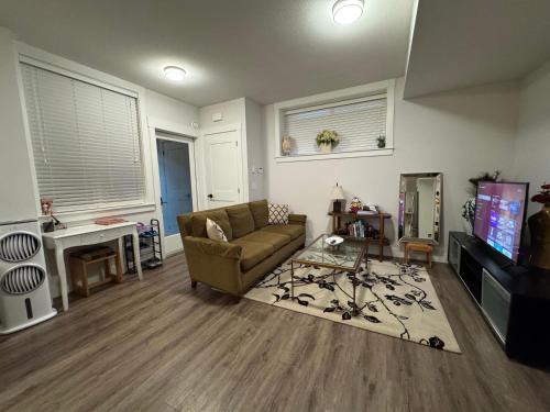 Surrey House | Modern 2BR Suite Near Morgan Creek & White Rock