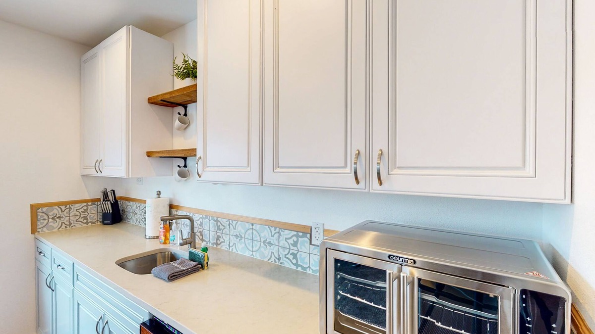 Enumclaw House | Modern, 2nd-floor duplex with a work station, and mountain views - near downtown