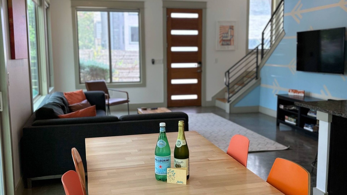 East Cesar Chavez House | Modern 3/2 Home in East Austin - Walk Downtown/Rainey St! Great for groups!
