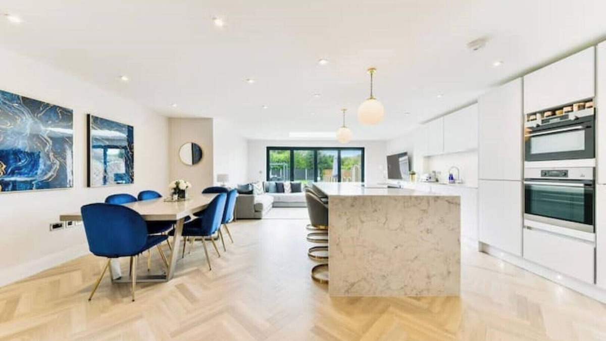 Hersham House | Modern 3-4 Bed Entire Home, 35 mins to London
