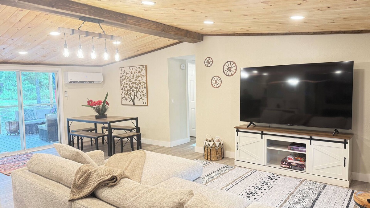 Lake City House | Modern 3 Bdrm Cottage Retreat by the Springs