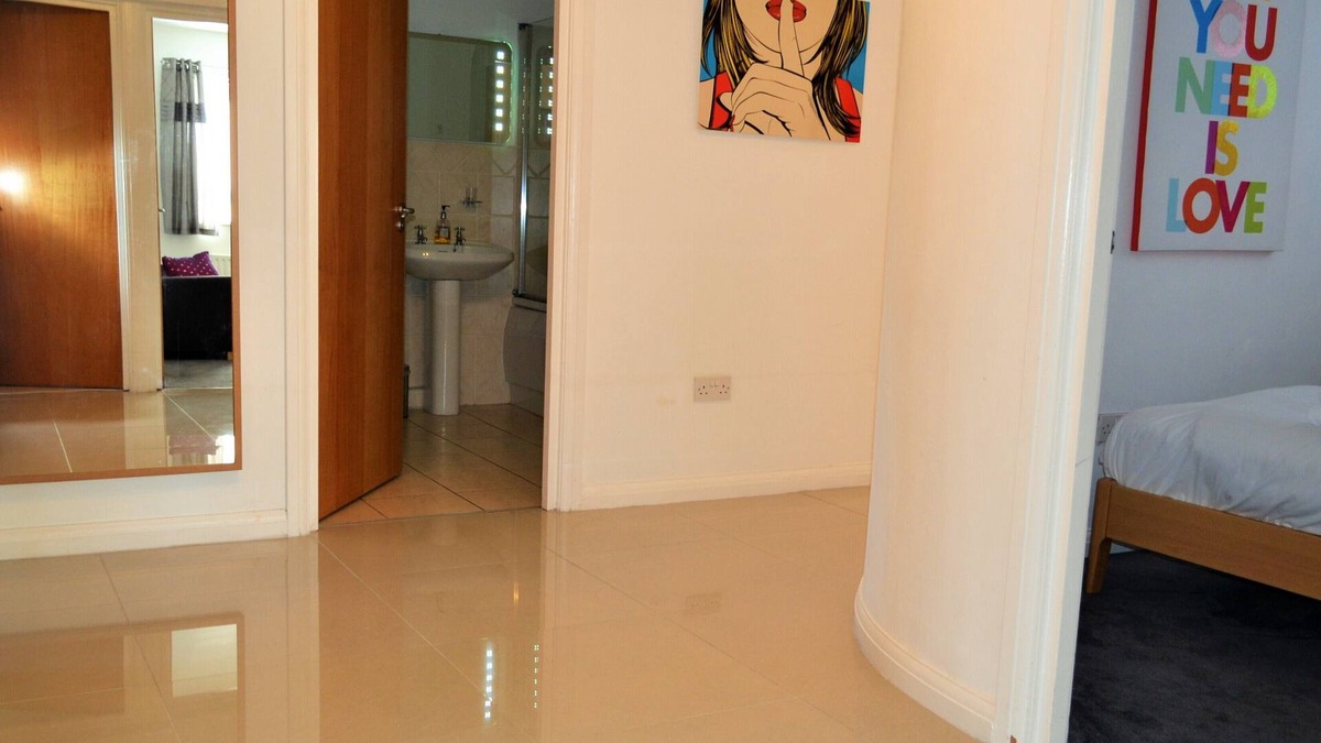 Belfast City Centre Apartment | MODERN 3 BED 2 Bathroom FAMILY APARTMENT CITY VIEWS 98 m2 FREE PARKING & WIFI