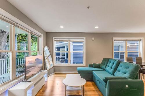 Lowry Hill East House | Modern 3 Bed 3 Bath Condo in Uptown