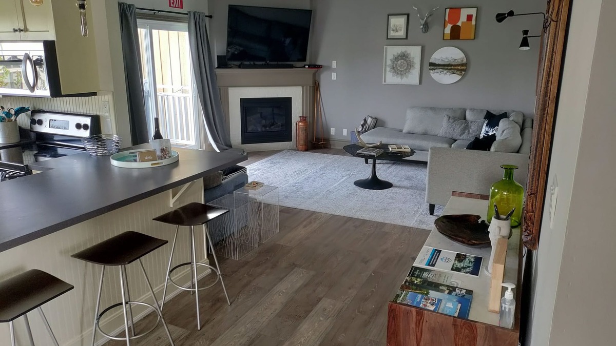 The Blue Mountains Condo | Modern 3 Bedroom, 2 Bath Condo w/pool near village